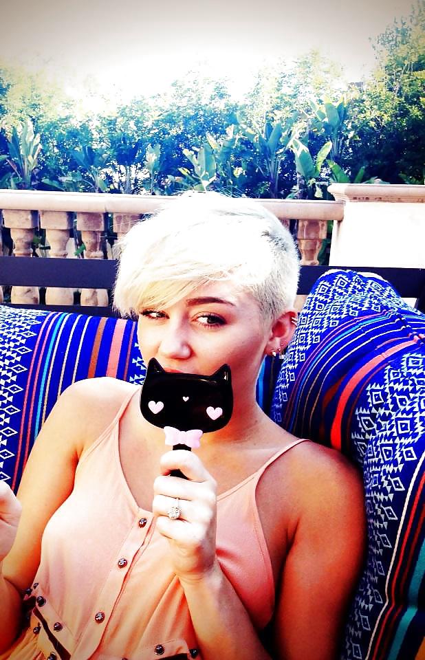 Miley Cyrus Hot Und Sexy Twitter Abbildungen #14685877