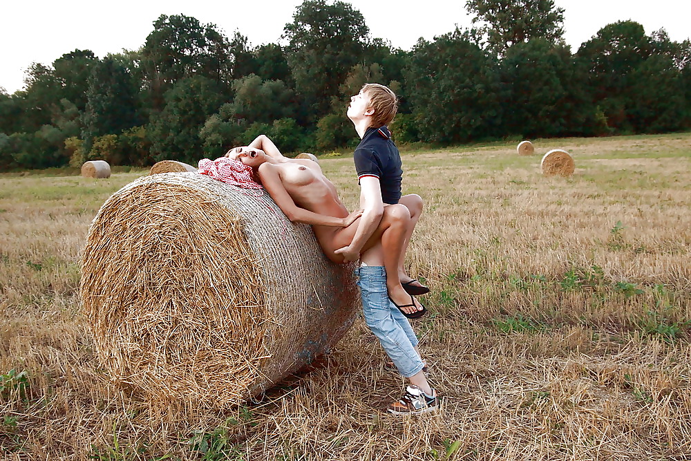 Bauernsex auf Strohballen teensex on bale of straw blond 1 #3944327