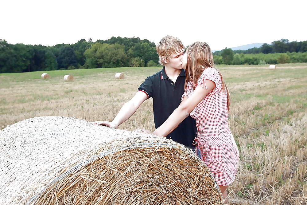 Bauernsex auf Strohballen teensex on bale of straw blond 1 #3944347