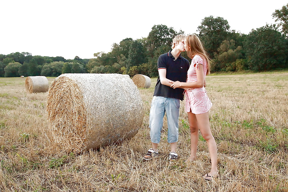 Bauernsex auf Strohballen teensex on bale of straw blond 1 #3944361