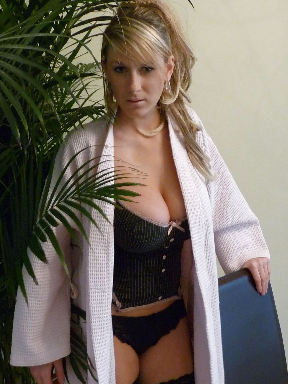 Blonde Amateur Sinueuse Avec De Gros Seins Pose #17705849