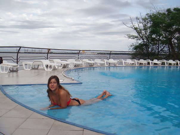 Candi, jovencita caliente en la piscina
 #12498440