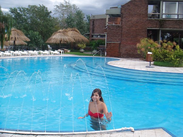 Candi, jovencita caliente en la piscina
 #12498443