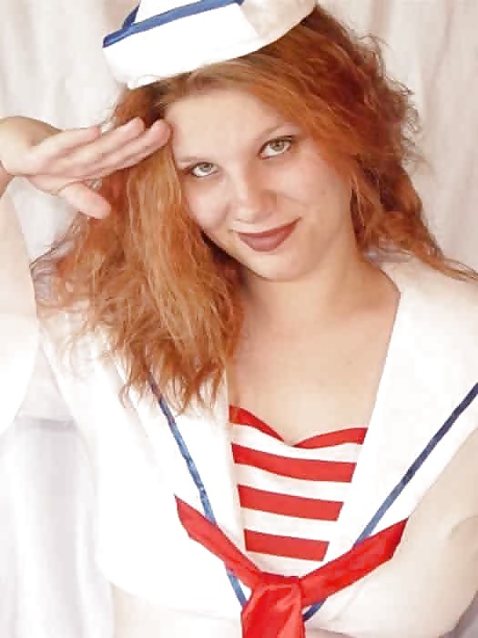 Rossa incinta che si toglie l'uniforme da marinaio
 #11952598