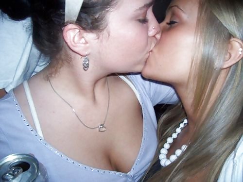 F4F Kissing #9778351