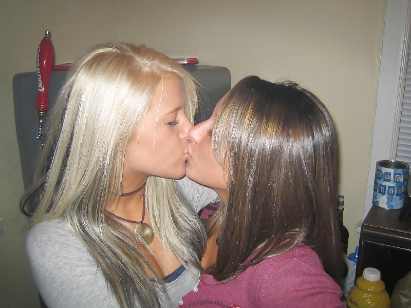 F4F Kissing #9778495