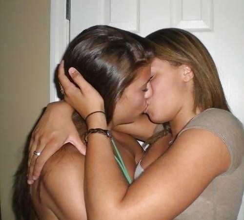 F4F Kissing #9778654