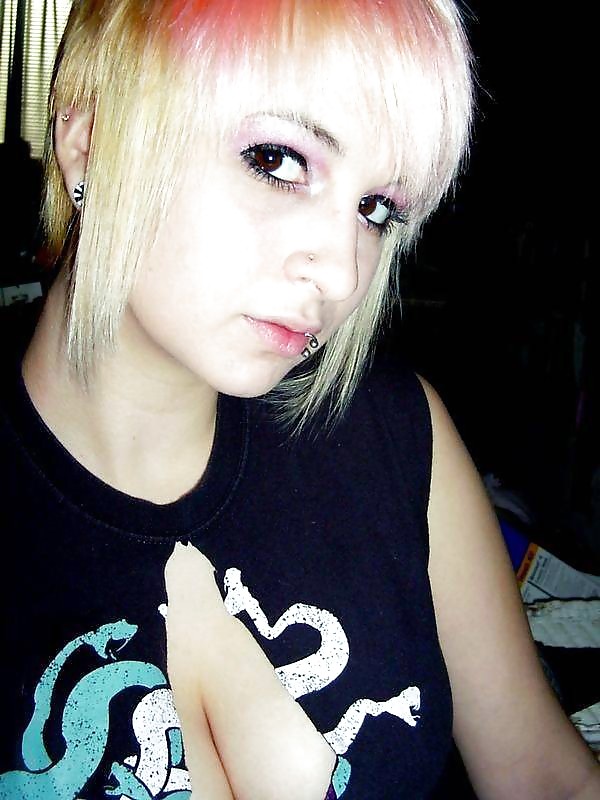 Vollbusige & Cute Emo Babe #13283580