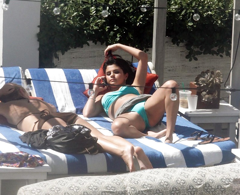 Selena Gomez - Bikini Jambes écartées #11502817