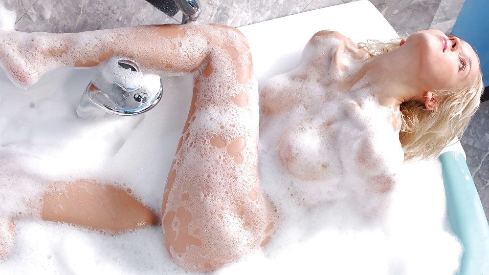 バスタブ・ガール
 #22781919