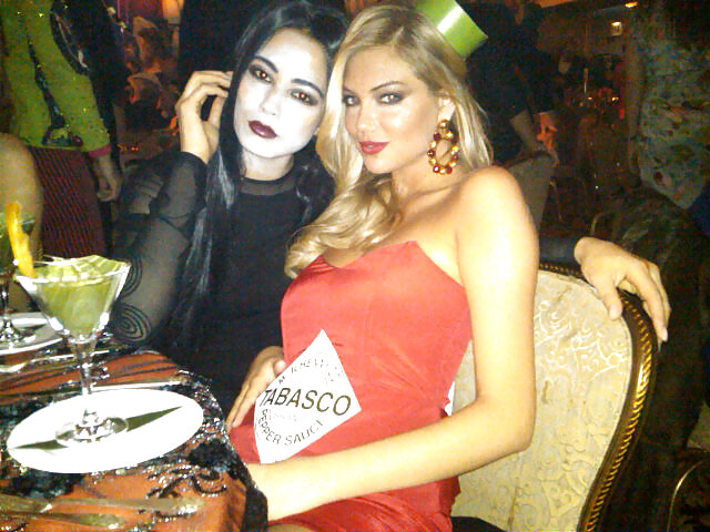 Kate upton vestida de botella de salsa tobasco para halloween
 #6003238