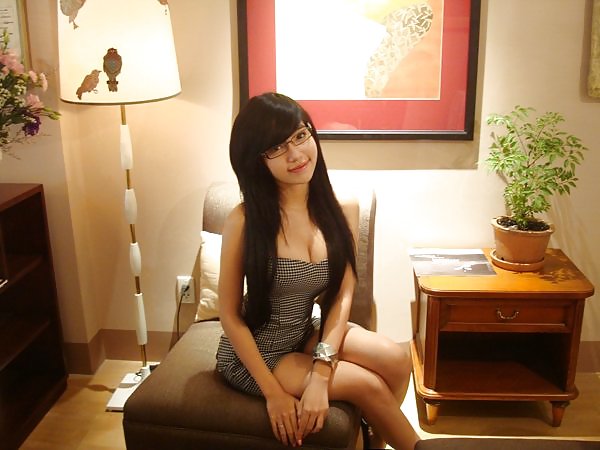 Hot vietnamese girl with cleavage #5593372