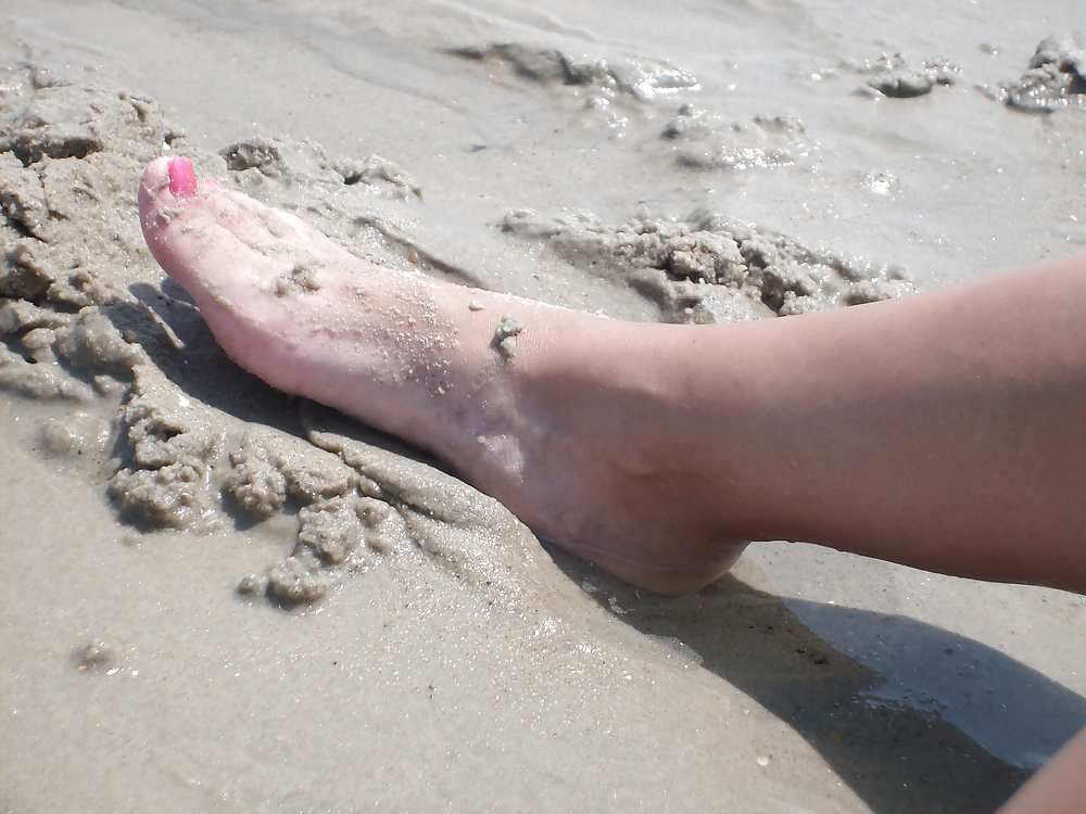 Los pies de mi esposa sexy en la playa
 #1175361