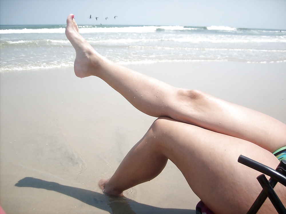 Los pies de mi esposa sexy en la playa
 #1175422