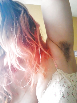 毛の生えた穴の中にいる人は、私が何をしているか知っていますか？
 #35075516