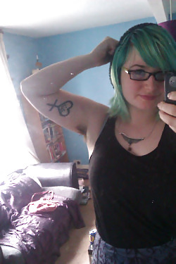 毛の生えた穴の中にいる人は、私が何をしているか知っていますか？
 #35075528