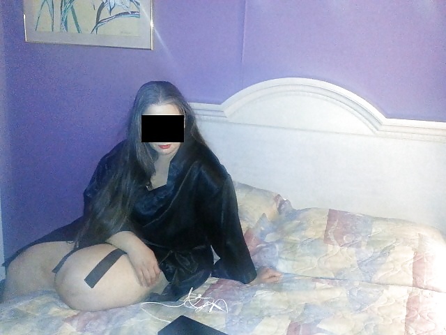 Esposa milf en lencería negra en la cama del hotel
 #34852973