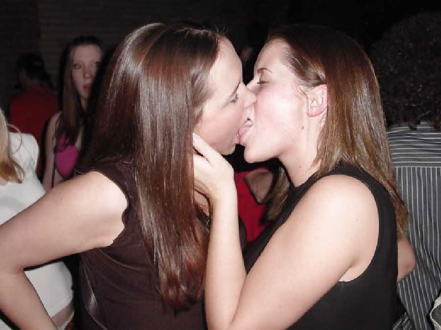 Lesbianas con besos calientes, besos con lengua, besos profundos
 #29474050