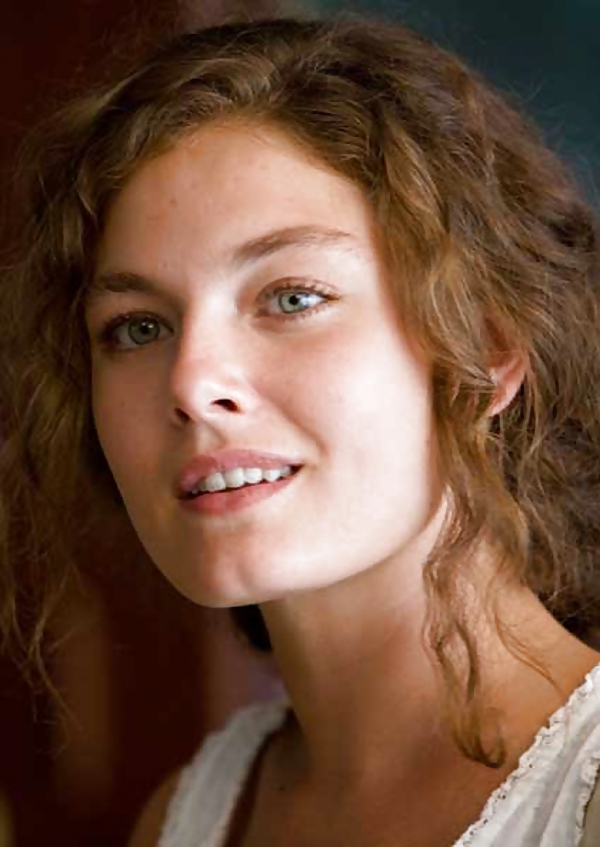 Alexa Davalos