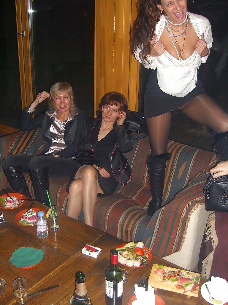 Amateur ladies in pantyhose-are you looking up my skirt? 4 #32585370