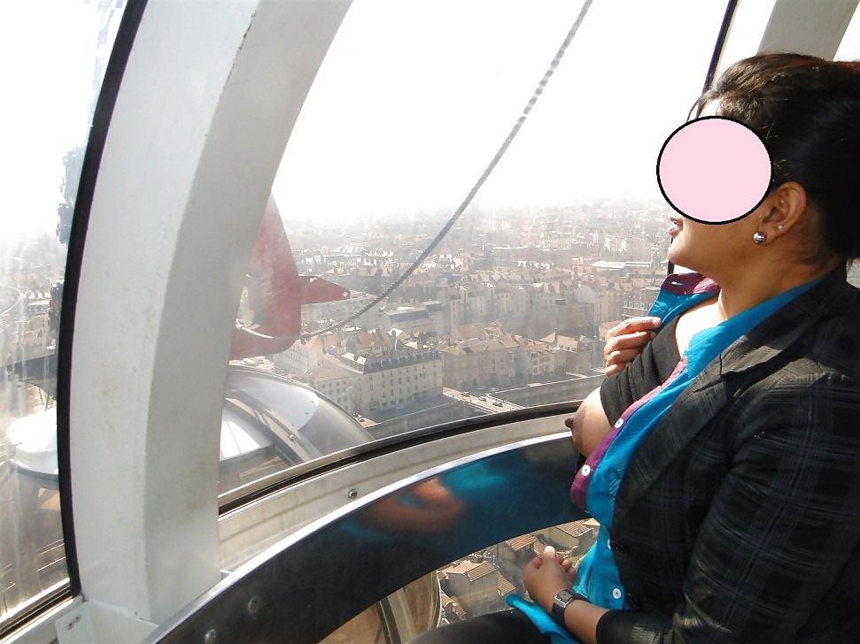 Une Femme Indienne Sur London Eye Clignotant #34360337