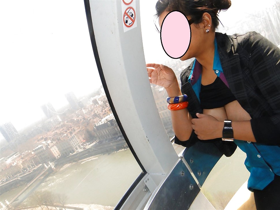 Une Femme Indienne Sur London Eye Clignotant #34360346