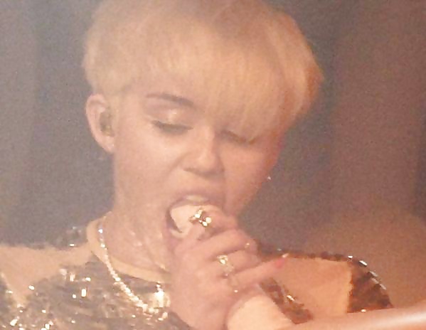Miley cyrus 
 #31697149
