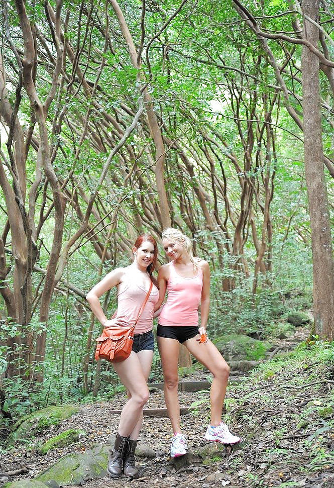 Dos chicas se desnudan en el rainforrest.
 #27286831