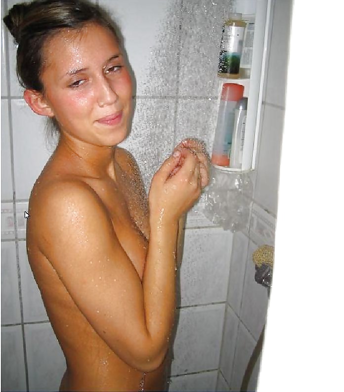 Ehefrauen Und Freundinnen In Der Dusche Nass #34230690