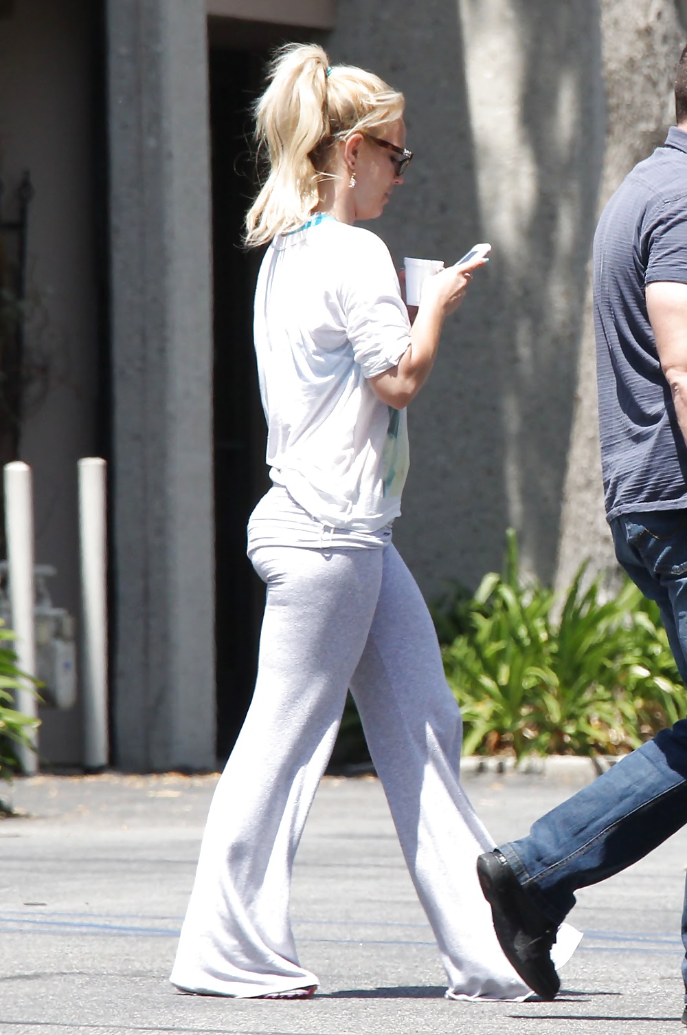 Britney in tight pants that show her sexy figure. #26888574