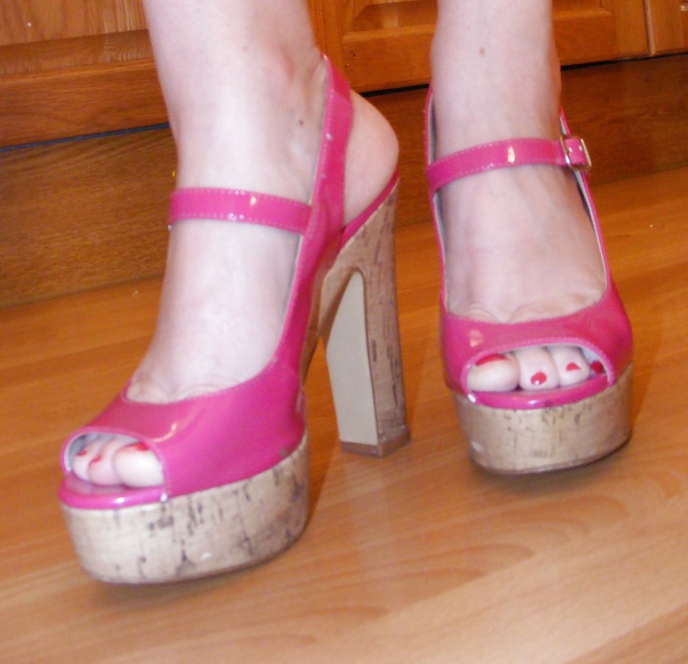 Zapatos rosas, bragas blancas grandes y juguete morado
 #25929661