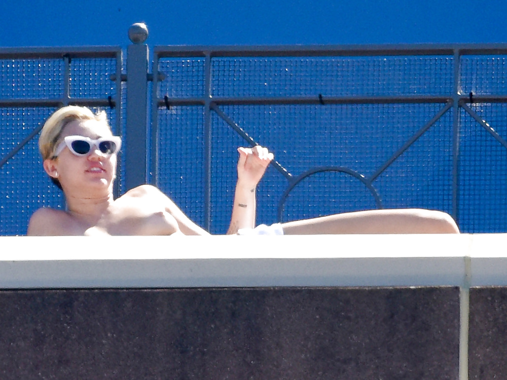 Miley Cyrus topless changing her shirt in Sydney #31289538