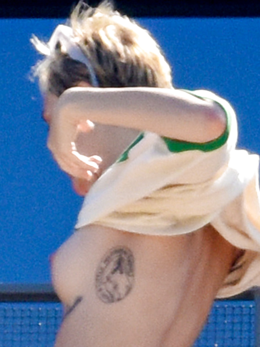 Miley cyrus topless cambiándose la camiseta en sydney
 #31289547