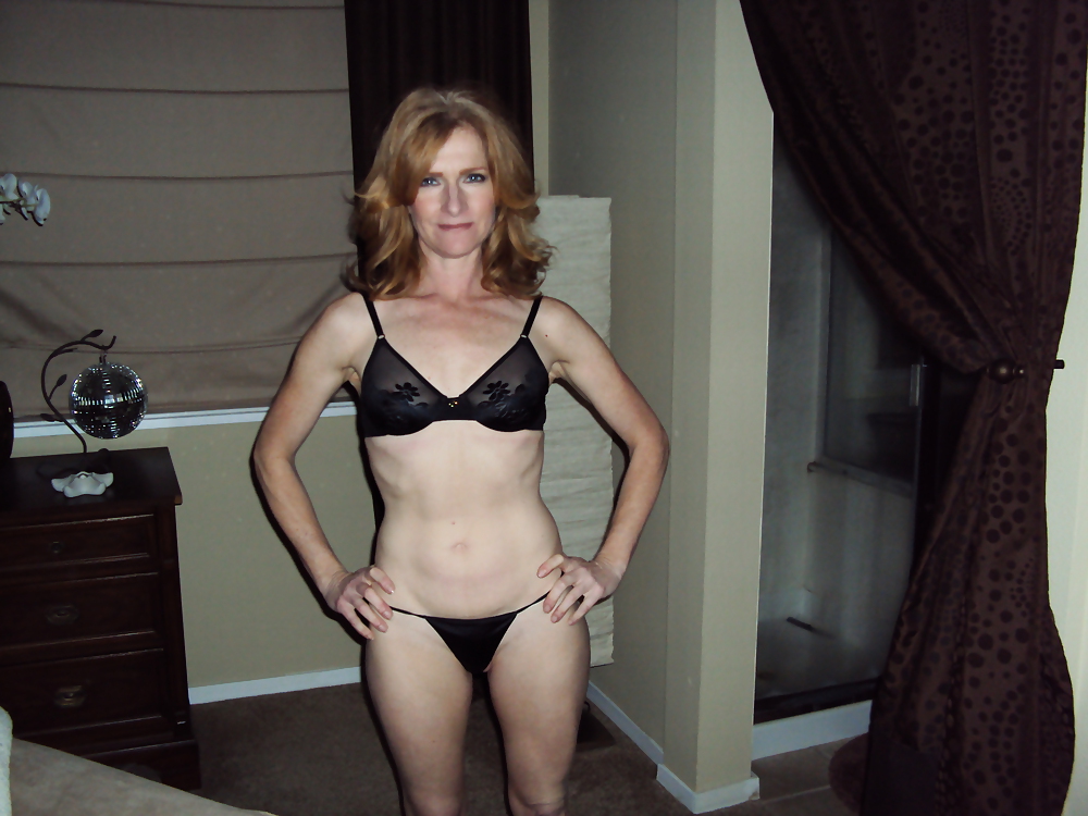 Milf loves to show off. #23032127