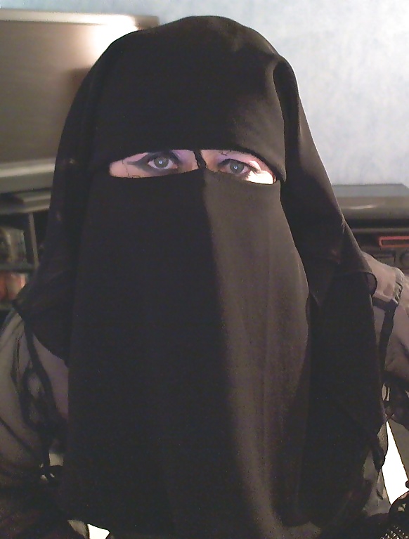 Hündin Muslima In Niqab #24118645