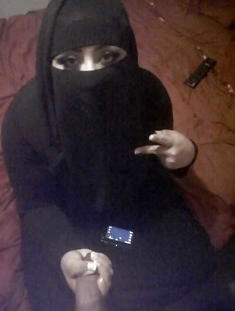 ヒジャブをかぶったアラブ系イスラム教徒の女の子たち 2
 #24125880