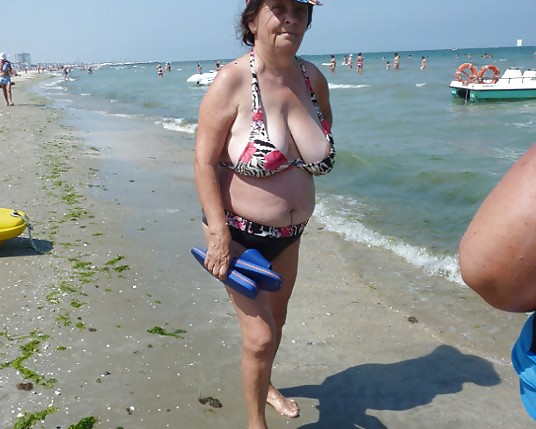 Abuela en la playa
 #23637375