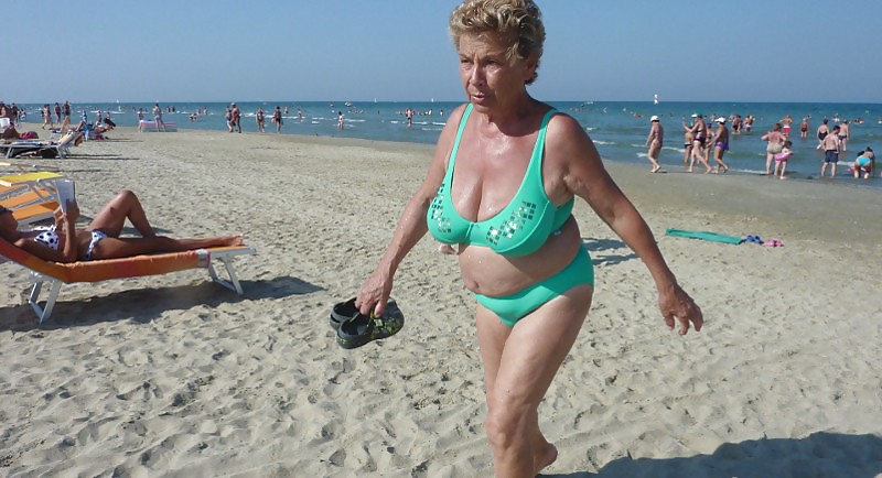 Abuela en la playa
 #23637450