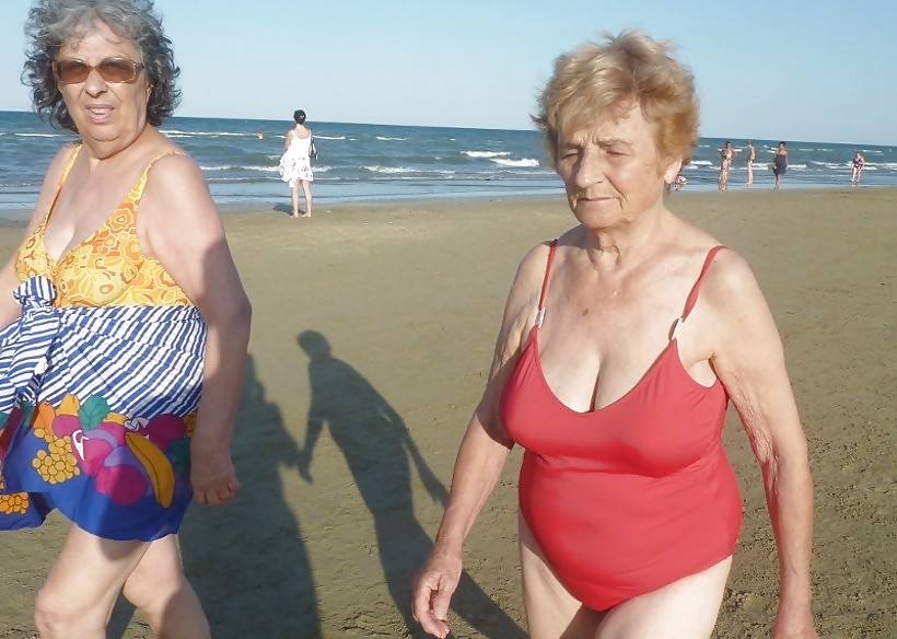 Nonna sulla spiaggia
 #23637462