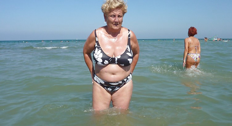 Abuela en la playa
 #23637483