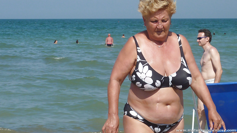 Nonna sulla spiaggia
 #23637490