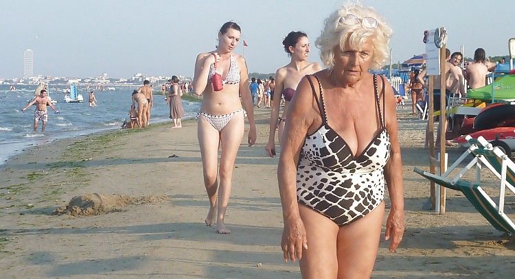 Nonna sulla spiaggia
 #23637502
