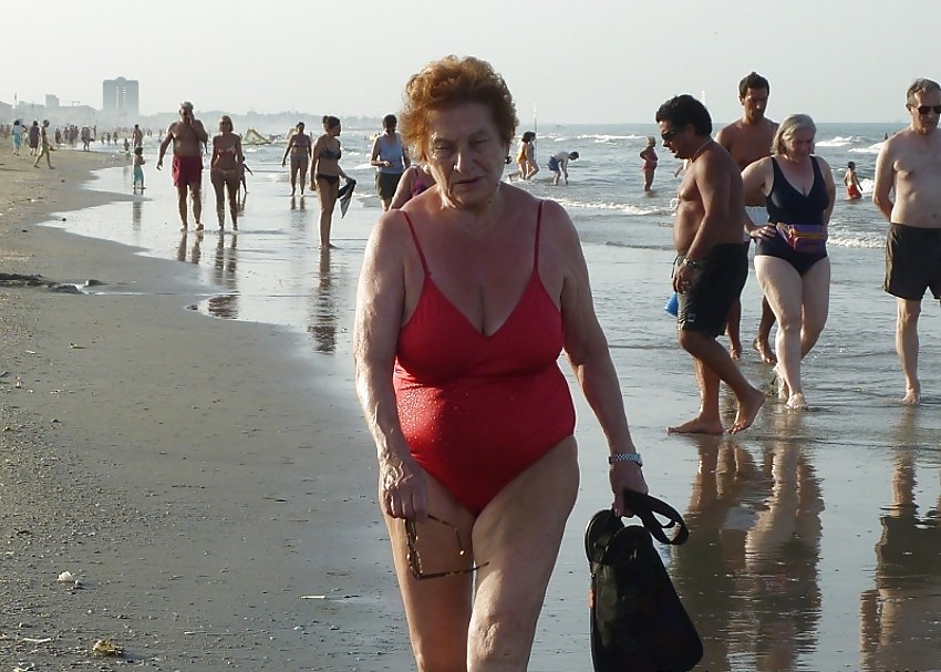 Abuela en la playa
 #23637524