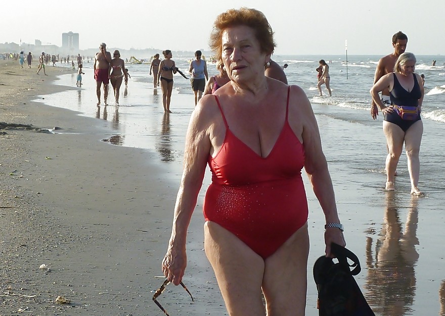 Nonna sulla spiaggia
 #23637532
