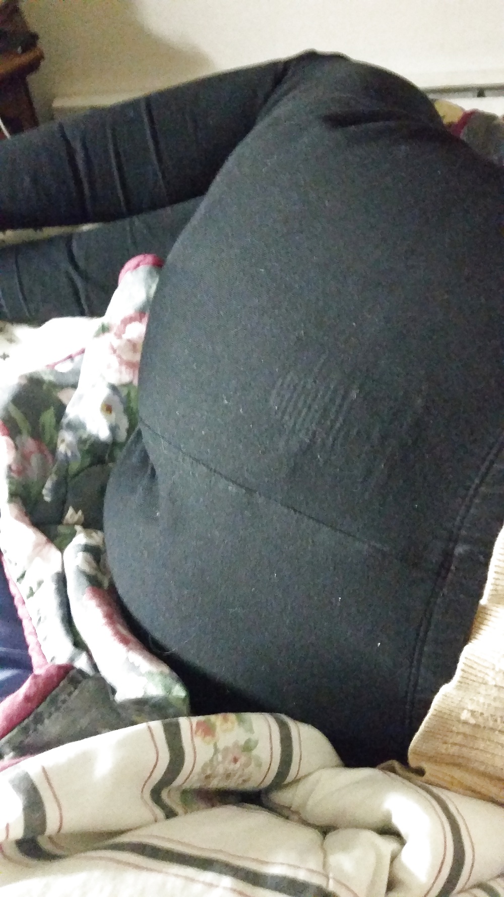 Un culito frotando a través de los leggings de mi mujer.
 #31894279