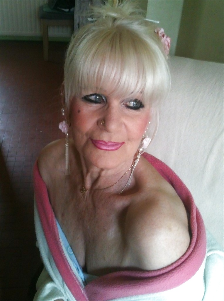 ¡Abuela seductora! (gilf, albornoz, escote, no desnudo)
 #30616328