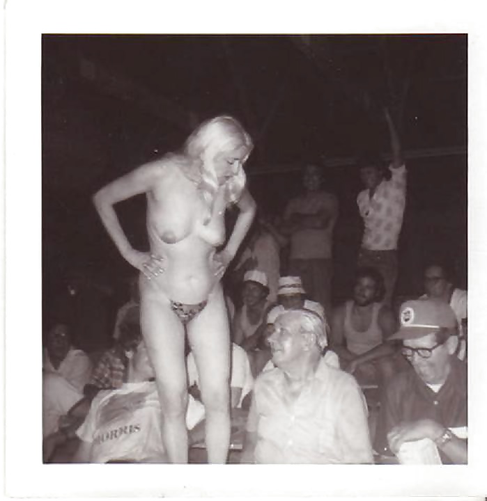 Polaroid y fotos de desnudos retro
 #40040642