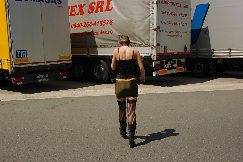 Milf tedesca all'aperto in abito da prostituta :)
 #30615001