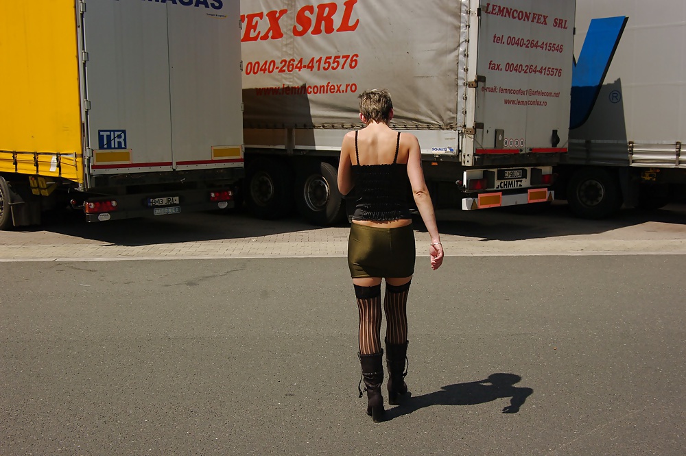Milf tedesca all'aperto in abito da prostituta :)
 #30615005