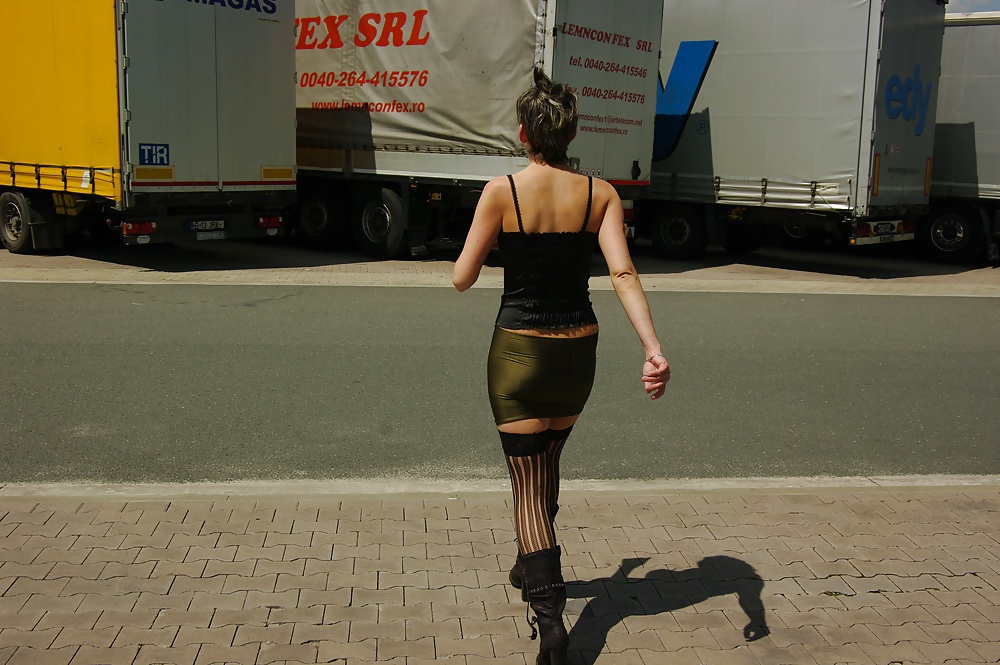 Milf tedesca all'aperto in abito da prostituta :)
 #30615031